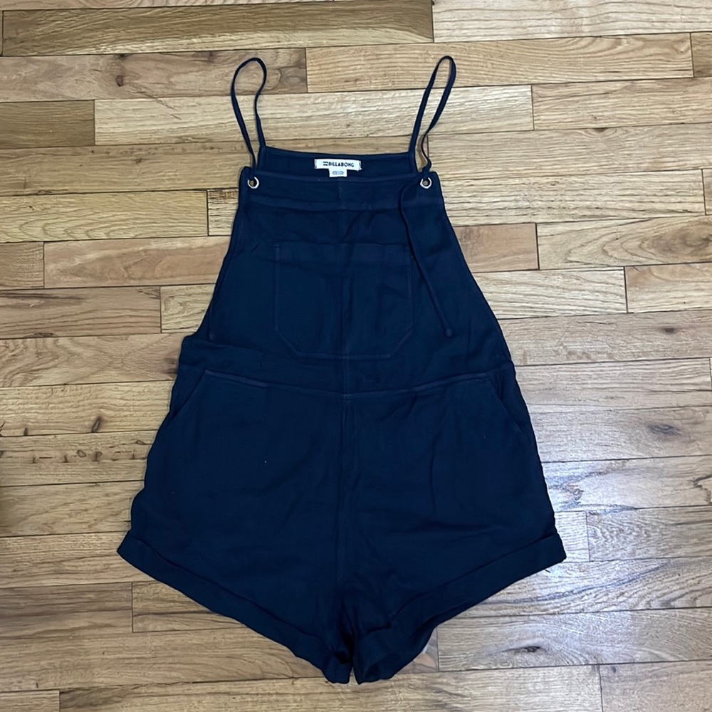 Billabong linen overalls with tie strap and pockets in front and back